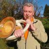 Günter Ruschitschka baut gerolltes Mini-Alphorn
