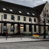 Eine Regenbogenbank steht nun auf dem Bahnhofsplatz als Zeichen für Toleranz und Vielfalt.