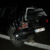 Reisebus kracht in Auto