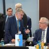 Bayerns Innenminister Joachim Herrmann (CSU, rechts im Bild), hier im Gespräch mit NRW-Innenminister Herbert Reul (CDU), dringt auf umfassende Zurückweisungen an den deutschen Grenzen.