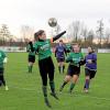 In der Frauen-Kreisliga Donau standen sich am zehnten Spieltag der SC Mörslingen (blaue Trikots) und der FC Unterbechingen gegenüber. Die Gäste gewannen mit 4:2. Foto: Karl Aumiller