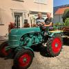 70 Jahre hat der Oldtimer-Traktor von Ernst Hampp aus Mindelzell (rechts) auf dem Buckel. Das Foto wurde einer Szene aus Hampps Kindheit nachgestellt.