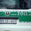 Männer von Zoll mit Schusswaffe und Schlagstock erwischt