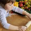 Mit gesunden Zutaten üben Kinder bei der Adventsbäckerei den richtigen Umgang mit Süßem.