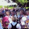 Lamerdinger feiern bei herrlichem Sommerwetter im Garten des Dorfhauses