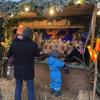 Beim Stand des Waldkindergartens kann man sich auf dem Nikolausmarkt in Weißenhorn im Armbrustschießen versuchen.