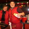 Beim Stand der Genussbäckerei Schwab - Treff beim Brunnen vor der Kirche gibt es Bratwurstsemmeln zu essen.