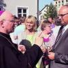 Bischof Konrad Zdarsa besucht zum Abschluss der Pfarrkirchen-Renovierung die Gemeinde Egg an der Günz