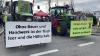 Landwirte protestieren im Vorfeld des politischen Aschermittwochs der Grünen vor der Stadthalle in Biberach.