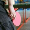 Tobias Meusburger (16) bringt den Jugendlichen des SVC Kleinwalsertal den Umgang mit dem Tischtennisschläger bei