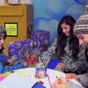 Auf dem Rathausplatz in Kempten können Kinder Briefe beim Weihnachtspostamt abgeben