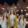 Christkind Lorena ist derzeit vielbeschäftigt. Am Freitag eröffnete es mit seinen Engeln Anna und Elisa den Christkindlmarkt am Karlsplatz.