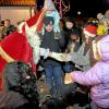 Der Nikolaus hatte bei der Eröffnung des Vöhringer Adventsmarkts Geschenke für die kleinen Gäste dabei.