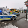 In Memmingen ist ein Taxi mit einem Lkw zusammengestoßen. Drei Menschen erlitten Verletzungen.