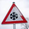 Von der Straße gerutscht sind am Montag zwei Autofahrer in Heiligenberg und Bad Waldsee. Während sich ein Auto überschlug, krachte das andere frontal mit dem Gegenverkehr zusammen. (Symbolfoto)