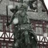 Junge Frau legt in Kaufbeuren Kabel durchs Treppenhaus und zapft Gemeinschaftssteckdose an