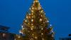 In Belgien hat sich am Donnerstag auf einem Weihnachtsmarkt ein tragisches Unglück ereignet. Eine Windböe riss einen 20 Meter hohen Christbaum um, der auf drei Menschen viel. Eine Frau starb dabei. (Symbolbild)