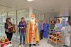 Der Nikolaus besucht die Kinder im Klinikum Memmingen.