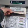 Kurz nachdem ein junger Mann Geld an einem Bankautomaten in Memmingen abgehoben hatte, wurde er von zwei Männern überfallen. Doch der 26-Jährige ließ das nicht auf sich sitzen und nahm die Verfolgung auf. (Symbolfoto)