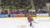 Vor 1.535 Zuschauern fand am Sonntagabend in der Memminger Eissporthalle die DEB Oberliga Partie zwischen dem ECDC Memmingen Indians und dem Deggendorfer SC statt. Die Gäste gewannen mit 2:3 Toren.
Paukenschlag in der ersten Minute
Das Spiel begann bereits in der ersten Minute mit einem Paukenschlag. Dominik Meisinger erzielte die 1:0 Führung und nur vier Minuten später erhöhte Matej Pekr auf 2:0 . Doch die Gäste schafften bis zum ersten Drittelende noch den Ausgleich zum 2:2.
Knapper Sieg
Im zweiten Abschnitt gelang Marcel Pfänder von den Gästen mit seinem zweiten Tor bereits der Siegtreffer zum 2:3 für die Deggendorfer in der 29. Minute. Die Memminger mühten sich in der Folgezeit vergebens noch den Ausgleich zu erzielen denn die Gäste hatten mit Timo Pielmeier einen ausgezeichneten Goalie im Tor der einfach jeden Puck, der auf sein Tor zukam, hielt.