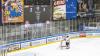 Vor 1.535 Zuschauern fand am Sonntagabend in der Memminger Eissporthalle die DEB Oberliga Partie zwischen dem ECDC Memmingen Indians und dem Deggendorfer SC statt. Die Gäste gewannen mit 2:3 Toren.
Paukenschlag in der ersten Minute
Das Spiel begann bereits in der ersten Minute mit einem Paukenschlag. Dominik Meisinger erzielte die 1:0 Führung und nur vier Minuten später erhöhte Matej Pekr auf 2:0 . Doch die Gäste schafften bis zum ersten Drittelende noch den Ausgleich zum 2:2.
Knapper Sieg
Im zweiten Abschnitt gelang Marcel Pfänder von den Gästen mit seinem zweiten Tor bereits der Siegtreffer zum 2:3 für die Deggendorfer in der 29. Minute. Die Memminger mühten sich in der Folgezeit vergebens noch den Ausgleich zu erzielen denn die Gäste hatten mit Timo Pielmeier einen ausgezeichneten Goalie im Tor der einfach jeden Puck, der auf sein Tor zukam, hielt.