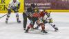 Vor 1.535 Zuschauern fand am Sonntagabend in der Memminger Eissporthalle die DEB Oberliga Partie zwischen dem ECDC Memmingen Indians und dem Deggendorfer SC statt. Die Gäste gewannen mit 2:3 Toren.
Paukenschlag in der ersten Minute
Das Spiel begann bereits in der ersten Minute mit einem Paukenschlag. Dominik Meisinger erzielte die 1:0 Führung und nur vier Minuten später erhöhte Matej Pekr auf 2:0 . Doch die Gäste schafften bis zum ersten Drittelende noch den Ausgleich zum 2:2.
Knapper Sieg
Im zweiten Abschnitt gelang Marcel Pfänder von den Gästen mit seinem zweiten Tor bereits der Siegtreffer zum 2:3 für die Deggendorfer in der 29. Minute. Die Memminger mühten sich in der Folgezeit vergebens noch den Ausgleich zu erzielen denn die Gäste hatten mit Timo Pielmeier einen ausgezeichneten Goalie im Tor der einfach jeden Puck, der auf sein Tor zukam, hielt.