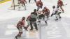 Vor 1.535 Zuschauern fand am Sonntagabend in der Memminger Eissporthalle die DEB Oberliga Partie zwischen dem ECDC Memmingen Indians und dem Deggendorfer SC statt. Die Gäste gewannen mit 2:3 Toren.
Paukenschlag in der ersten Minute
Das Spiel begann bereits in der ersten Minute mit einem Paukenschlag. Dominik Meisinger erzielte die 1:0 Führung und nur vier Minuten später erhöhte Matej Pekr auf 2:0 . Doch die Gäste schafften bis zum ersten Drittelende noch den Ausgleich zum 2:2.
Knapper Sieg
Im zweiten Abschnitt gelang Marcel Pfänder von den Gästen mit seinem zweiten Tor bereits der Siegtreffer zum 2:3 für die Deggendorfer in der 29. Minute. Die Memminger mühten sich in der Folgezeit vergebens noch den Ausgleich zu erzielen denn die Gäste hatten mit Timo Pielmeier einen ausgezeichneten Goalie im Tor der einfach jeden Puck, der auf sein Tor zukam, hielt.