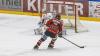 Vor 1.535 Zuschauern fand am Sonntagabend in der Memminger Eissporthalle die DEB Oberliga Partie zwischen dem ECDC Memmingen Indians und dem Deggendorfer SC statt. Die Gäste gewannen mit 2:3 Toren.
Paukenschlag in der ersten Minute
Das Spiel begann bereits in der ersten Minute mit einem Paukenschlag. Dominik Meisinger erzielte die 1:0 Führung und nur vier Minuten später erhöhte Matej Pekr auf 2:0 . Doch die Gäste schafften bis zum ersten Drittelende noch den Ausgleich zum 2:2.
Knapper Sieg
Im zweiten Abschnitt gelang Marcel Pfänder von den Gästen mit seinem zweiten Tor bereits der Siegtreffer zum 2:3 für die Deggendorfer in der 29. Minute. Die Memminger mühten sich in der Folgezeit vergebens noch den Ausgleich zu erzielen denn die Gäste hatten mit Timo Pielmeier einen ausgezeichneten Goalie im Tor der einfach jeden Puck, der auf sein Tor zukam, hielt.
