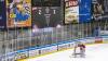 Vor 1.535 Zuschauern fand am Sonntagabend in der Memminger Eissporthalle die DEB Oberliga Partie zwischen dem ECDC Memmingen Indians und dem Deggendorfer SC statt. Die Gäste gewannen mit 2:3 Toren.
Paukenschlag in der ersten Minute
Das Spiel begann bereits in der ersten Minute mit einem Paukenschlag. Dominik Meisinger erzielte die 1:0 Führung und nur vier Minuten später erhöhte Matej Pekr auf 2:0 . Doch die Gäste schafften bis zum ersten Drittelende noch den Ausgleich zum 2:2.
Knapper Sieg
Im zweiten Abschnitt gelang Marcel Pfänder von den Gästen mit seinem zweiten Tor bereits der Siegtreffer zum 2:3 für die Deggendorfer in der 29. Minute. Die Memminger mühten sich in der Folgezeit vergebens noch den Ausgleich zu erzielen denn die Gäste hatten mit Timo Pielmeier einen ausgezeichneten Goalie im Tor der einfach jeden Puck, der auf sein Tor zukam, hielt.