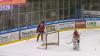 Vor 1.535 Zuschauern fand am Sonntagabend in der Memminger Eissporthalle die DEB Oberliga Partie zwischen dem ECDC Memmingen Indians und dem Deggendorfer SC statt. Die Gäste gewannen mit 2:3 Toren.
Paukenschlag in der ersten Minute
Das Spiel begann bereits in der ersten Minute mit einem Paukenschlag. Dominik Meisinger erzielte die 1:0 Führung und nur vier Minuten später erhöhte Matej Pekr auf 2:0 . Doch die Gäste schafften bis zum ersten Drittelende noch den Ausgleich zum 2:2.
Knapper Sieg
Im zweiten Abschnitt gelang Marcel Pfänder von den Gästen mit seinem zweiten Tor bereits der Siegtreffer zum 2:3 für die Deggendorfer in der 29. Minute. Die Memminger mühten sich in der Folgezeit vergebens noch den Ausgleich zu erzielen denn die Gäste hatten mit Timo Pielmeier einen ausgezeichneten Goalie im Tor der einfach jeden Puck, der auf sein Tor zukam, hielt.