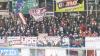 Vor 1.535 Zuschauern fand am Sonntagabend in der Memminger Eissporthalle die DEB Oberliga Partie zwischen dem ECDC Memmingen Indians und dem Deggendorfer SC statt. Die Gäste gewannen mit 2:3 Toren.
Paukenschlag in der ersten Minute
Das Spiel begann bereits in der ersten Minute mit einem Paukenschlag. Dominik Meisinger erzielte die 1:0 Führung und nur vier Minuten später erhöhte Matej Pekr auf 2:0 . Doch die Gäste schafften bis zum ersten Drittelende noch den Ausgleich zum 2:2.
Knapper Sieg
Im zweiten Abschnitt gelang Marcel Pfänder von den Gästen mit seinem zweiten Tor bereits der Siegtreffer zum 2:3 für die Deggendorfer in der 29. Minute. Die Memminger mühten sich in der Folgezeit vergebens noch den Ausgleich zu erzielen denn die Gäste hatten mit Timo Pielmeier einen ausgezeichneten Goalie im Tor der einfach jeden Puck, der auf sein Tor zukam, hielt.
