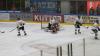 Vor 1.535 Zuschauern fand am Sonntagabend in der Memminger Eissporthalle die DEB Oberliga Partie zwischen dem ECDC Memmingen Indians und dem Deggendorfer SC statt. Die Gäste gewannen mit 2:3 Toren.
Paukenschlag in der ersten Minute
Das Spiel begann bereits in der ersten Minute mit einem Paukenschlag. Dominik Meisinger erzielte die 1:0 Führung und nur vier Minuten später erhöhte Matej Pekr auf 2:0 . Doch die Gäste schafften bis zum ersten Drittelende noch den Ausgleich zum 2:2.
Knapper Sieg
Im zweiten Abschnitt gelang Marcel Pfänder von den Gästen mit seinem zweiten Tor bereits der Siegtreffer zum 2:3 für die Deggendorfer in der 29. Minute. Die Memminger mühten sich in der Folgezeit vergebens noch den Ausgleich zu erzielen denn die Gäste hatten mit Timo Pielmeier einen ausgezeichneten Goalie im Tor der einfach jeden Puck, der auf sein Tor zukam, hielt.