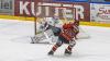 Vor 1.535 Zuschauern fand am Sonntagabend in der Memminger Eissporthalle die DEB Oberliga Partie zwischen dem ECDC Memmingen Indians und dem Deggendorfer SC statt. Die Gäste gewannen mit 2:3 Toren.
Paukenschlag in der ersten Minute
Das Spiel begann bereits in der ersten Minute mit einem Paukenschlag. Dominik Meisinger erzielte die 1:0 Führung und nur vier Minuten später erhöhte Matej Pekr auf 2:0 . Doch die Gäste schafften bis zum ersten Drittelende noch den Ausgleich zum 2:2.
Knapper Sieg
Im zweiten Abschnitt gelang Marcel Pfänder von den Gästen mit seinem zweiten Tor bereits der Siegtreffer zum 2:3 für die Deggendorfer in der 29. Minute. Die Memminger mühten sich in der Folgezeit vergebens noch den Ausgleich zu erzielen denn die Gäste hatten mit Timo Pielmeier einen ausgezeichneten Goalie im Tor der einfach jeden Puck, der auf sein Tor zukam, hielt.