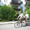 Projektmanagerin von Mitten in Marktoberdorf fährt auf dem Tandemfahrrad nach Amsterdam