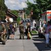 Beim Straßenfest in Pfronten informieren Rotes Kreuz und Reservisten über ihre Arbeit