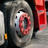 Weil er seinen Reifen kontrollieren wollte, ist ein LKW-Fahrer am Autobahnkreuz Memmingen am Montag schwer verletzt worden. Der Reifen platzte, als der 29-Jährige begutachten wollte und verletzte ihn schwer am Auge. (Symbolbild)