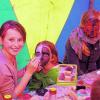 Jugendliche betreuen Kinder beim Spielmobil in Fuchstal