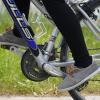 Eine Jugendliche wollte mit ihrem Fahrrad eine Straße in Illertissen überqueren, ohne auf den Verkehr zu achten. Sie prallte mit einem Auto zusammen und verletzte sich schwer. (Symbolfoto)