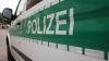 Lkw bleibt auf B16 bei Stötten in nassem Feld stecken