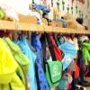 DEVK-Mitarbeiter packen bei Kita-Umzug in Seeg mit an
