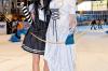 Halloween-Fans laufen in der Eissporthalle Sonthofen