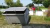 FC Buchloe stellt neuen Altpapier-Container am Alexander-Moksel-Stadion auf