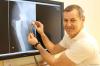 Der Oberstdorfer Orthopäde Dr. Johannes Fuchs erklärt, warum Skifahren auch mit künstlichem Hüftgelenk möglich ist