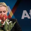 Von Co-Parteichef Tino Chrupalla gab es Blumen: Die AfD ernennt Alice Weidel zur Spitzenkandidatin. 