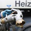 Befüllen eines Heiztanks in Lindau: 90 Liter Heizöl fließen in Keller und Erdreich