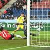 Semir Telalović (M.) erzielt in Hannover das 1:0 für den SSV Ulm.