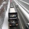 Gefährliche Geschosse: ADAC und Polizei warnen vor Eisplatten auf Lastwagen