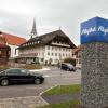 In Röthenbach und Heimenkirch: Blick auf Allgäu-Stele vom Bahnsteig aus