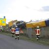 Lkw mit Anhänger fährt auf A7 bei Bad Grönenbach in die Böschung und kippt