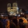 Zuschauer versammelten sich am Samstagabend vor der wiedereröffneten Kathedrale Notre-Dame in Paris.